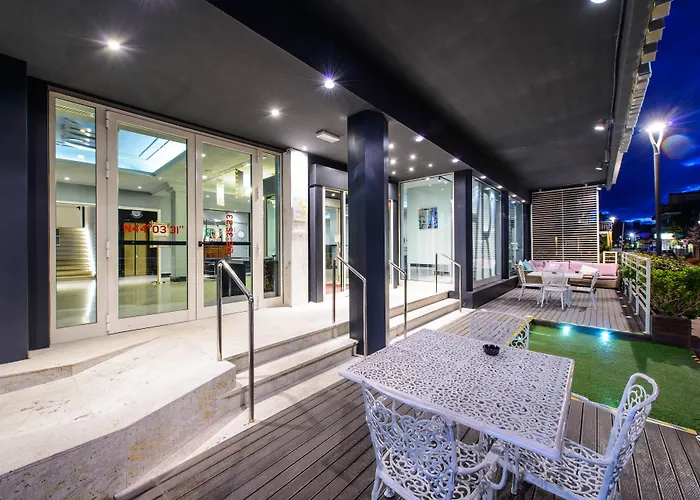 Admiral Art ريميني